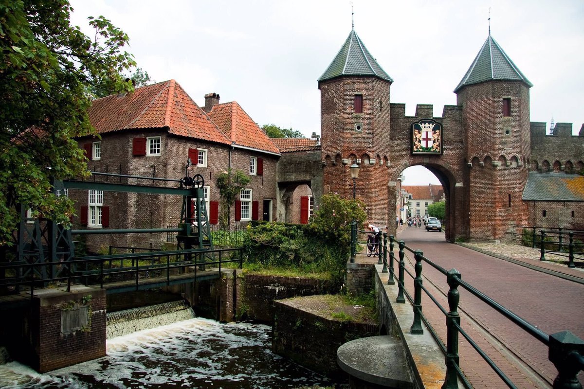 MagicalEurope's tweet photo. Koppelpoort is a medieval gate in the Dutch town Amersfoort. Completed around 1425, the gate is part of the second city wall. #Netherlands https://t.co/WLVEcARShl