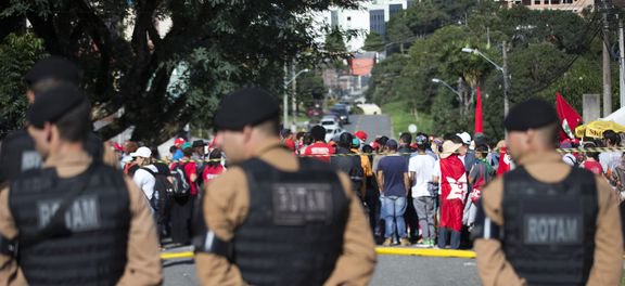 jornaltocantins's tweet photo. #PrisaoDeLula: Presença de Lula na Superintendência da PF em Curitiba altera rotina da região https://t.co/8NBceKvZN7 https://t.co/9niCjMSPpM