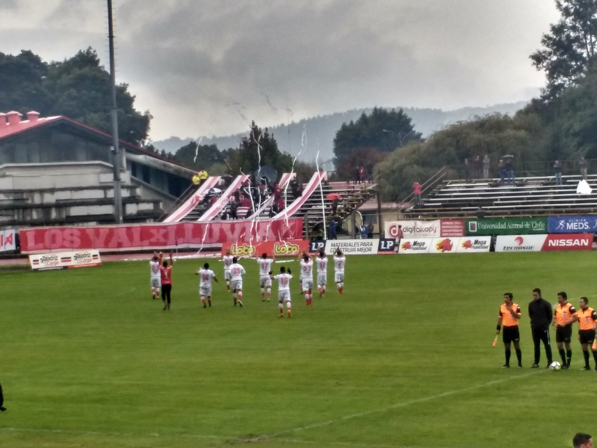 TORRESJTAZE's tweet photo. Y Lo gano @depvaldivia 2x1 a copiapó, a seguir así #Torreón y la hinchada con lluvia haciendo el  @ValdiviaAguante .👏👏👏 https://t.co/AiTcoMRlI8