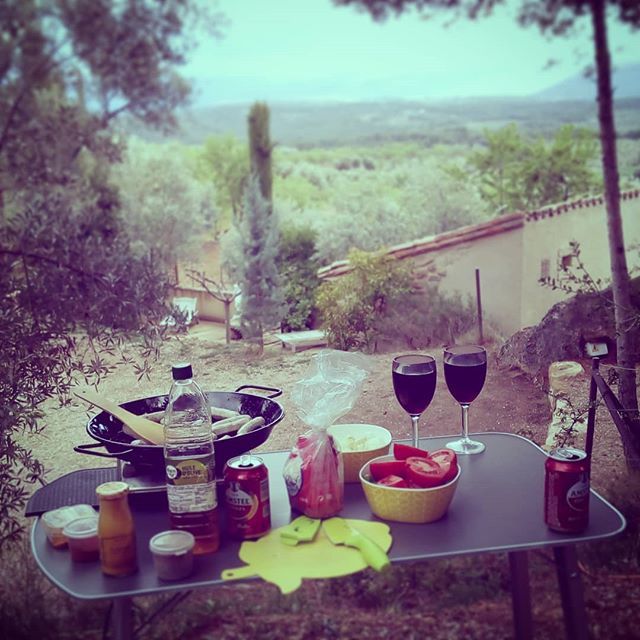 CleopatraCamper's tweet photo. I don't mind cooking ever, but with this as the view...
.
🇪🇸 https://t.co/UzjxIRZRXf 🇪🇸
.
#cooking #ingredients #dinner #foodie #foodporn #chef #cook #mealprep #view #endingupanywhere #mountains #holiday #vacation #feelslikesummer #eating #whygoout … https://t.co/v5ZbdSt294 https://t.co/f2VBhU8KeU