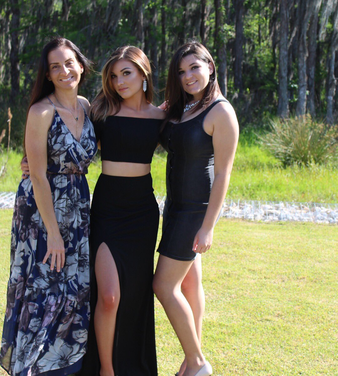 mackennashiver's tweet photo. More prom pics 🖤 https://t.co/FVjHzy15wL