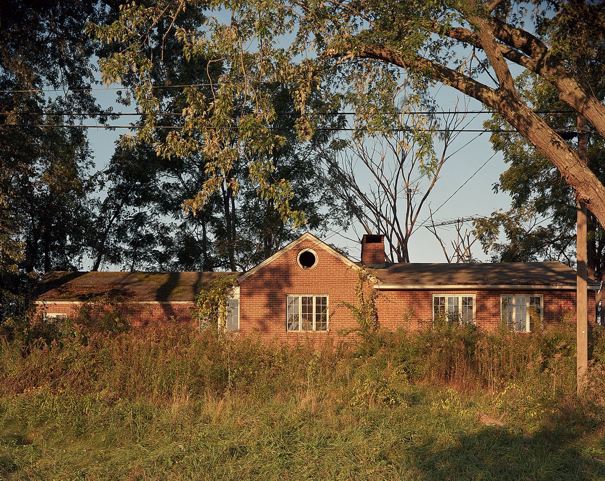 TheoCoulombe's tweet image. 178 CT-41 Sharon, CT 2017 #imperfectbeauty #viewcamera #deardorff #8x10 #epsonv850 #the #theocoulombe  #photography #largeformat #ishootfilm #ontheroad #documentaryphotography #travelphotography #analog #analogphotography #architecturalphotography #house