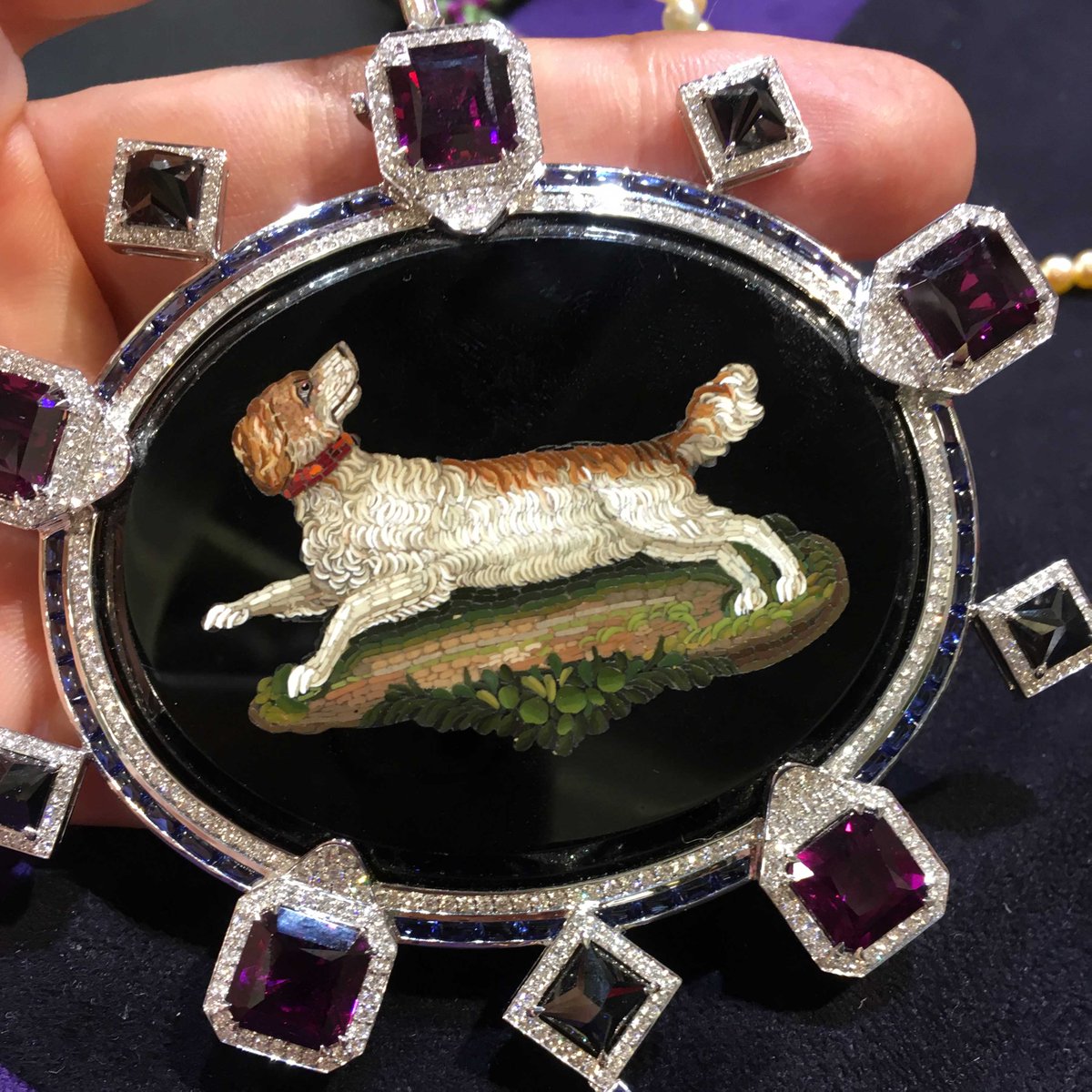 Made for a British dog lover in Italy in C19th, sure to find fans today. ow.ly/uQ1X30jetIx #dogs #jewels #alessioboschi