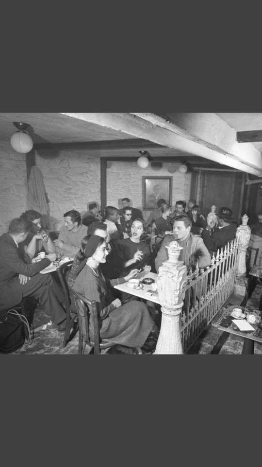 GASLIGHTCAFE116's tweet image. There was nothing upscale about the “Gaslight”, no ringside tables or anything but it was always packed from start to finish.
Some people sitting at tables, some standing and crowded up along the walls bare brick walls, low level lighting, pipes exposed .