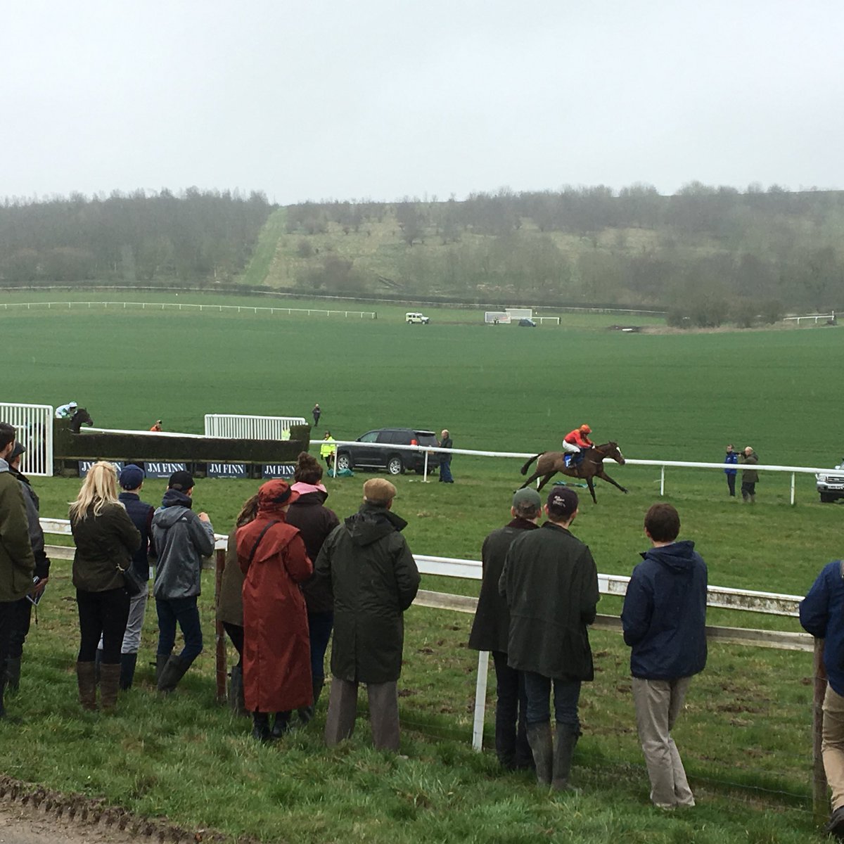 A fun afternoon with a good crowd at Barbury supporting the @TedworthP2P #PointToPoint #Barbury #MarlboroughDowns