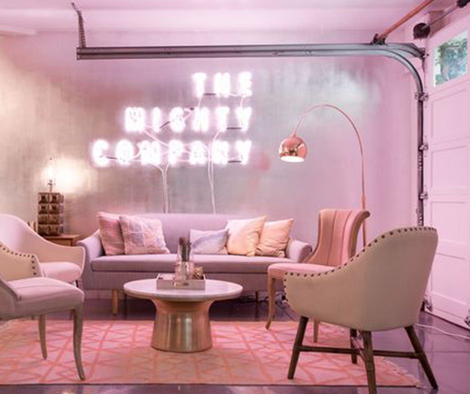 builtnicely's tweet image. All about this #millenialpinkdesign vibe from garage-turned-company office of LA Designer and founder of @themightyco , @jessiewillner . We're totally digging this aesthetic and would love an invite over 😉 Photo cred: marcusmeisler  #millenialpink #themightcompany #jessiewillner