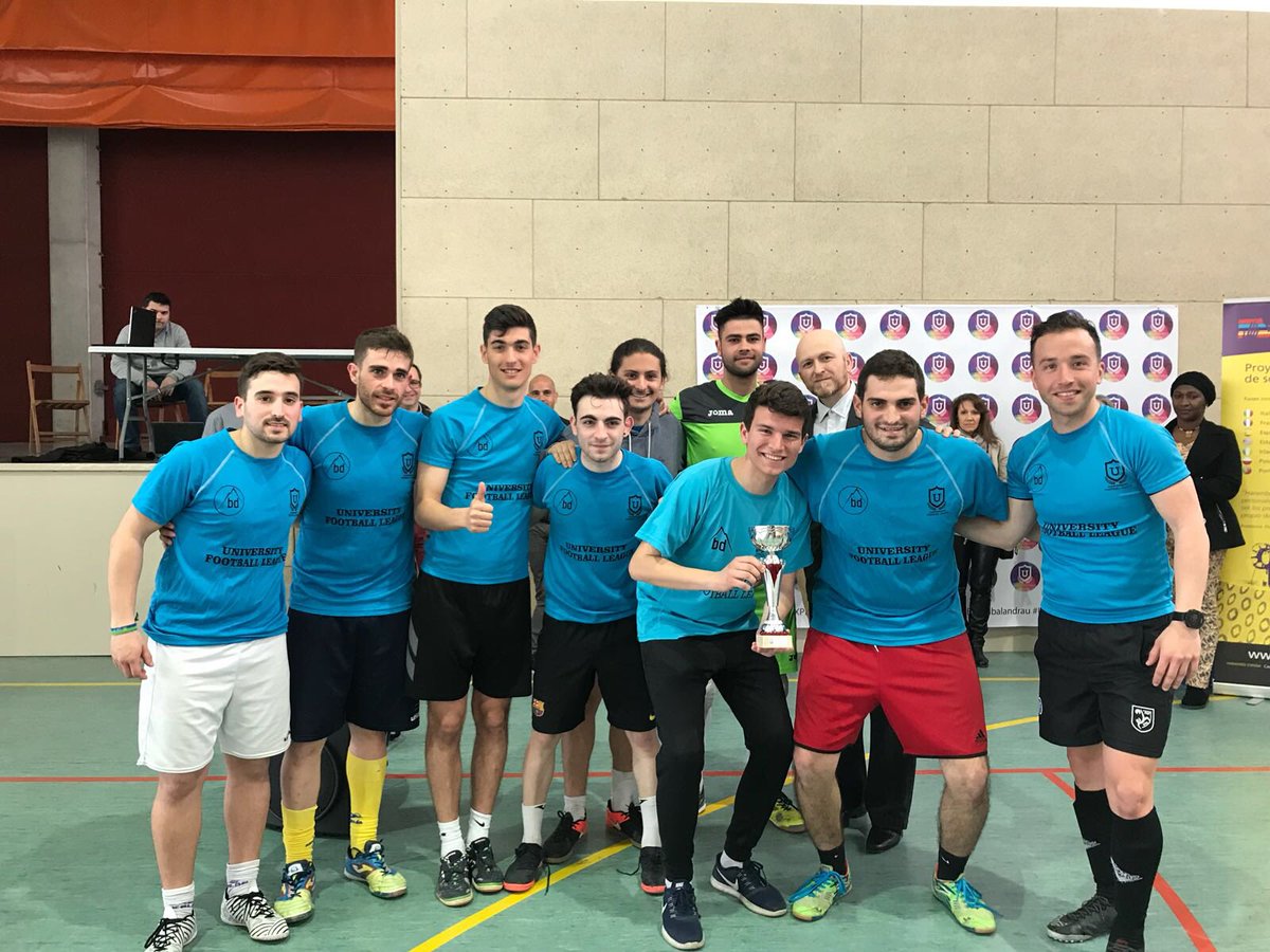 aporqueras's tweet photo. Entrega de premios del torneo de #FutbolSolidario @uflbalandrau en #LHospitalet
Todos los fondos recogidos van destinados a colaborar con #HARAMBEE en el acceso a educación superior de 10 mujeres en Kenya. 
Más de 100 jugadores y 6 horas de fútbol!
#solidaridad #valores #deporte https://t.co/6hvGbPlie7