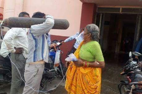 nerarivu1's tweet photo. യു.പി.യിൽ ആംബുലൻസ് കാത്ത് ഓക്സിജൻ സിലിണ്ടർ ചുമലിൽ ചുമന്ന് നിൽക്കുന്ന മകനും രോഗിയായ അമ്മയും.
പശുവായി ജനിച്ചാ മതിയെന്ന് ആ അമ്മ ആഗ്രഹിച്ചു കാണുമോ ആവോ? https://t.co/ffkYbOniXE