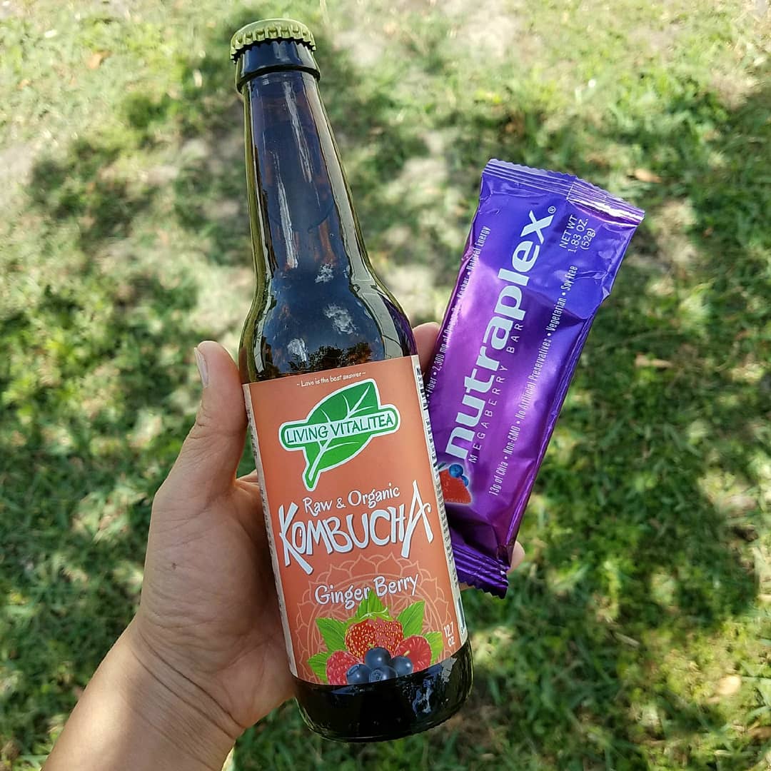 Nutraplex's tweet photo. Lunch time! Perfect combo when on the go. Thanks to our friends @LivingKombucha for our #GingerBerry #kombucha.
#NonGmo #glutenfree #soyfree #food #nutrition #nutraplex #health #sundayfunday https://t.co/CGO3Aysa5N