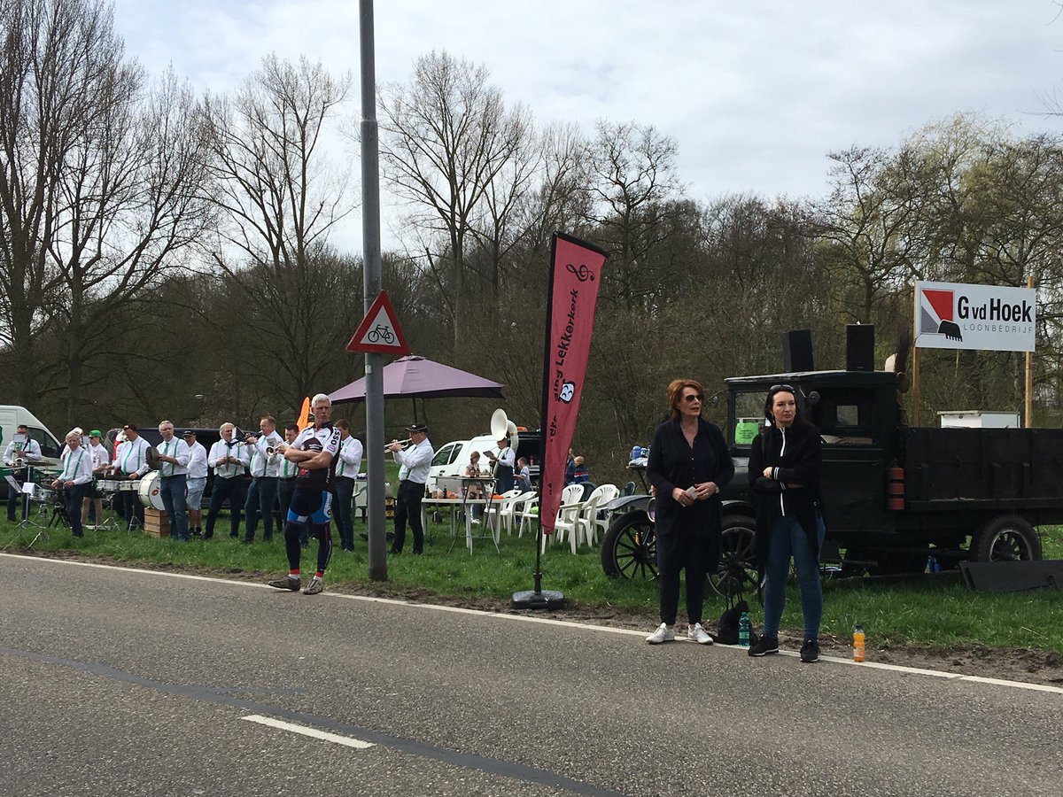 Mooie ondersteuning vanuit Lekkerkerk voor de lopers van Marathon Rotterdam <a href="/HoekInfo/">G. vd Hoek</a> @RaboKwaard