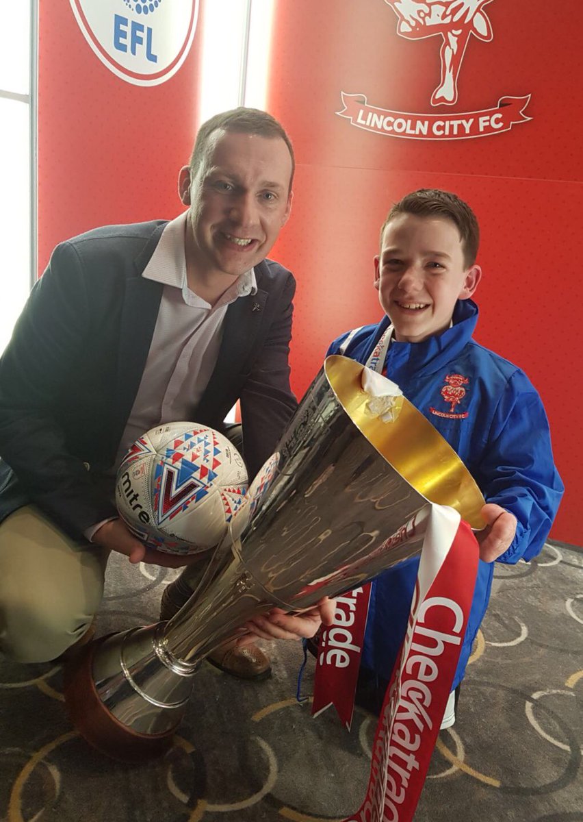 Great to see <a href="/LincolnCity_FC/">Lincoln City FC 🇺🇦</a>’s  @CheckatradeTrpy cup is in the safe custody of Harvey Phillips back to our great county - club mascot and good friend of <a href="/lincspolice/">Lincolnshire Police</a>