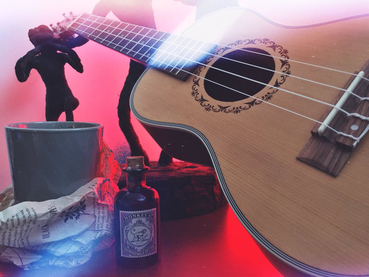 axl_hoffmann's tweet photo. My sister is awesome, she gave me a ukulele, a small bottle Monkey 47 Schwarzwald dry gin & a Monkey 47 gin mug. #coolsis #gin #bartender https://t.co/1QEFyaTt37