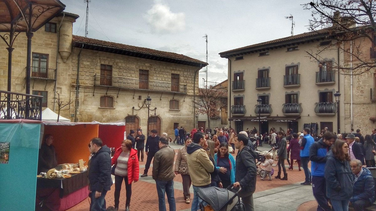 ArantxaFValderr's tweet photo. Hoy hemos estado disfrutando un domingo diferente en Miranda de Ebro con "Distrito Domingo": exposición, gymkhana, pintxos..... tan cerquita y tan inexplorada..... https://t.co/qnBNL1ITxL