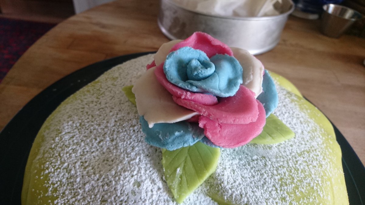ChronoHellFire's tweet photo. Had some marzipan cake for my early birthday party (my birthday is tomorrow on the 9th). I made a trans pride marzipan rose for the cake too. ~ π
(Retweets are appriciated. ~ π)
#CookingWithChrono #Food #Cake #TransPride https://t.co/2dEVS7xOq4