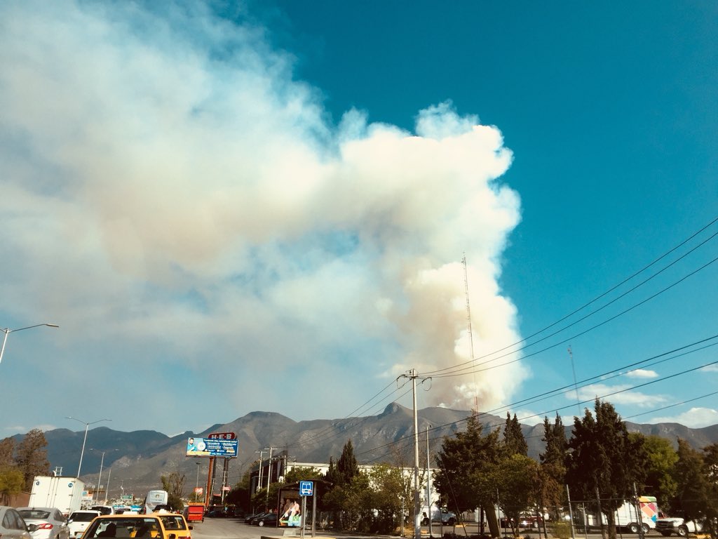 LalelySr's tweet photo. #saltillo incendio al sur https://t.co/17ns8T7R7F