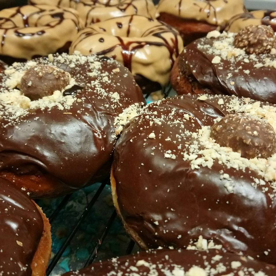 Hi folks :) So I made a twitter back in 2012, linked into facebook and havnt touched it since. Todays the day ;) Expect regular cake photos from tomorrow! (Ones you can actually see!) Heres some Doughnuts from yesterday!