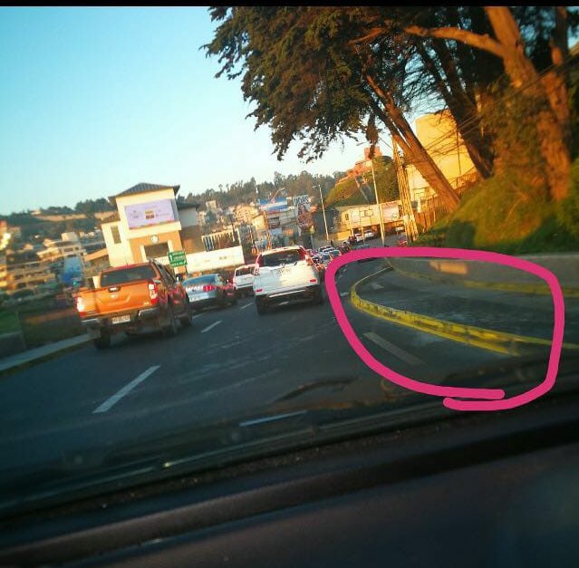 andydonoso15's tweet photo. Esto que hicieron en #Reñaca es muy peligroso ...que esperan ? Un accidente para que cachen que lo hicieron pésimo ? #Viña @cotyreginato usted aprobó esto ? RT ⚠️ #warning ! @sitiodelsuceso https://t.co/kt9geREUXf