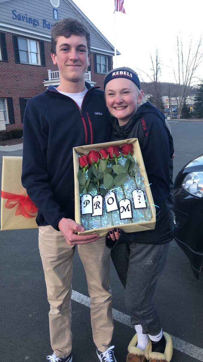 nicberry250's tweet photo. Erin and Tommy are going to prom!! 🌹🌹@nfhsprom2018 https://t.co/PVzz6yGs7Y