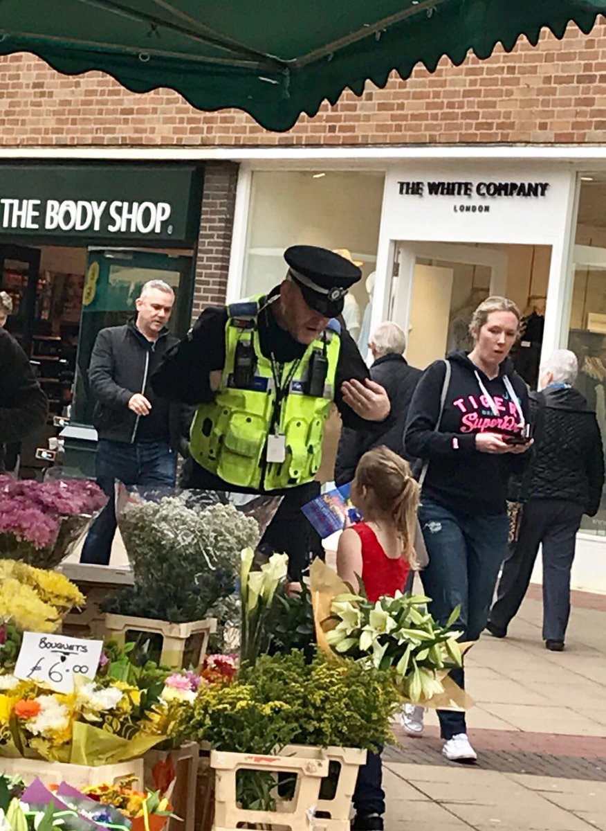 PeterbrkPlayers's tweet photo. Our cast had great fun flyering around #MelSquare #Solihull on Saturday! 🤣🤣 https://t.co/zcwIzSSckA
