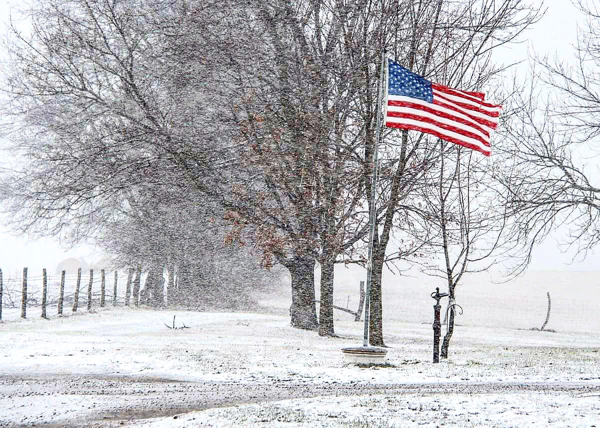 MFrizzell85's tweet photo. This is normal for April in Livingston County, MO... Right?
The view from my aunt and uncle's driveway on the farm.
#CooperFarms #OldGlory #FarmLife #sNOwThankYou https://t.co/aAtW39Gbxg