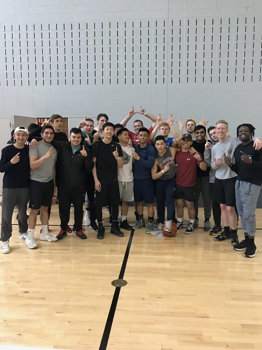 uic_fsl's tweet photo. Men's Volleyball champions to round out Sunday - ORANGE Team! #GoFarGoGreek https://t.co/1i9cVwIB7J