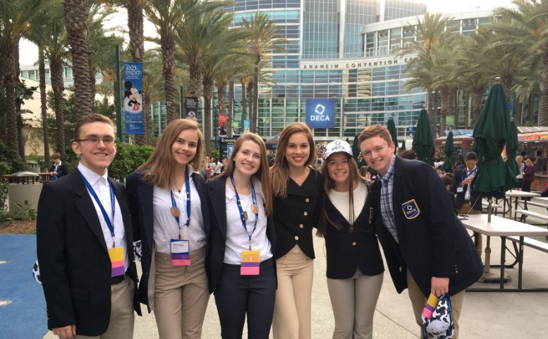 WI_DECA's tweet image. 1️⃣3️⃣ days until #DECAICDC! We cannot wait to be soaking up the Atlanta sun and winning some DECA Glass real soon! Here's our daily ICDC throwback to @mgdeca  in Anaheim last year! ☀️🔷🎉