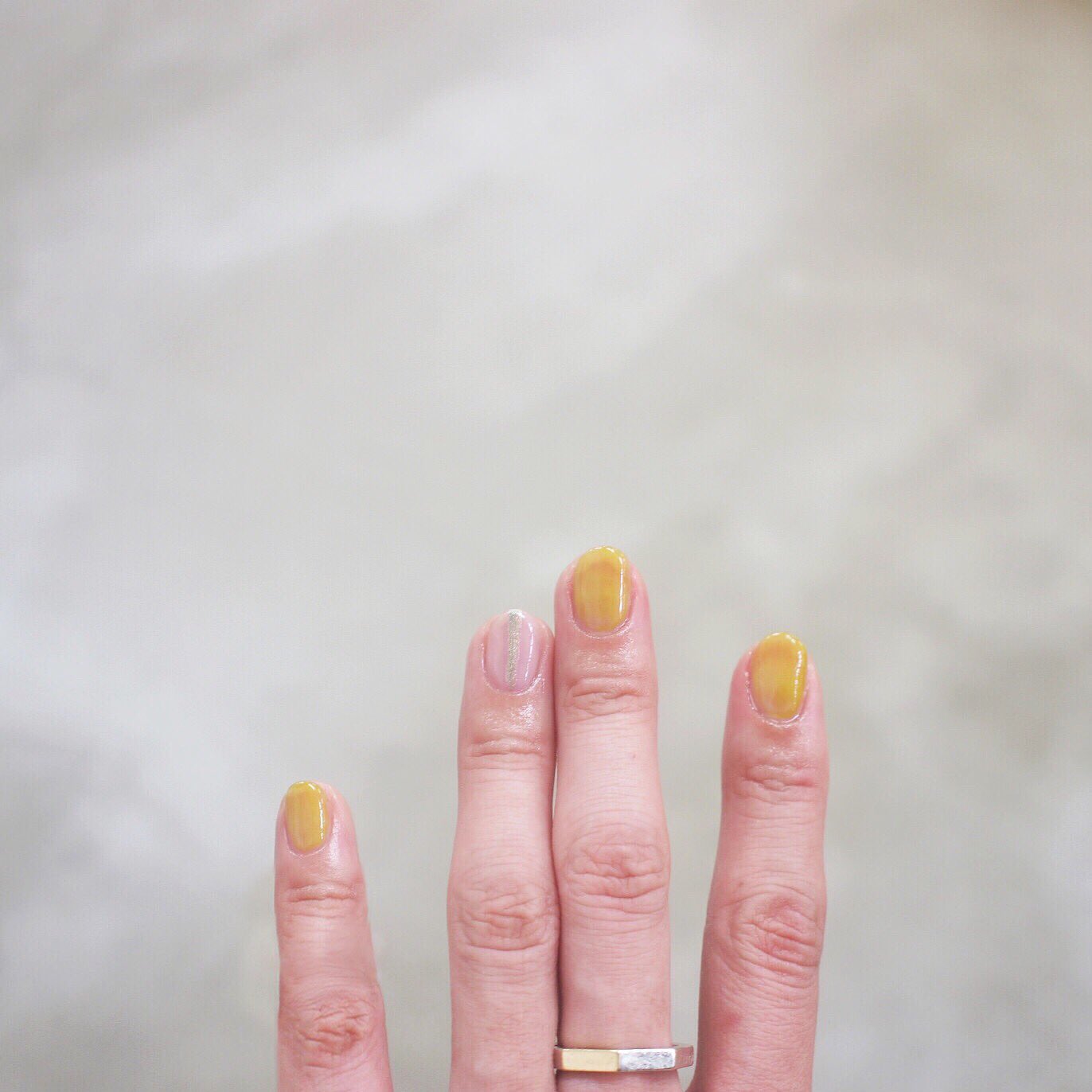 Nail Yumihari Twitterren 新色のクリアなくすみイエローにゴールドのラインを一本 シンプル ナチュラルながらもちょっとモードな潔くかっこいいネイル 5 000です Nail ネイル ネイルデザイン ショートネイル ナチュラルネイル ニュアンスネイル 春ネイル