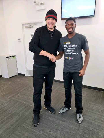 marceloclaure's tweet photo. Yesterday I had the pleasure of visiting one of our @Sprint stores in Chicago under the leadership of @ @ivory_mitchell I left the store inspired by their passion. ❤️❤️ your attitude. Keep it up. https://t.co/RIbgeYHGKE