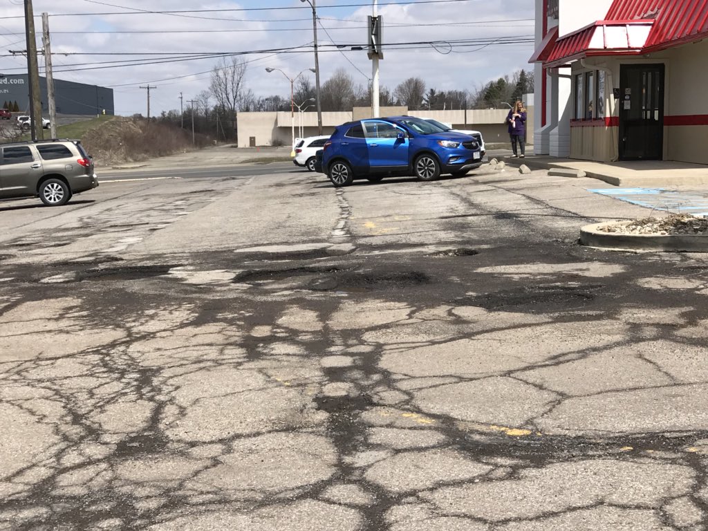 trrdesign's tweet photo. @ArbysCares @Arbys I think I know why business is down at Arby’s on Park Ave West in Mansfield, OH. (Store #343). Couldn’t even make it to drive through as the parking lot is like this all around the building. Please fix. https://t.co/d346tnNFFC