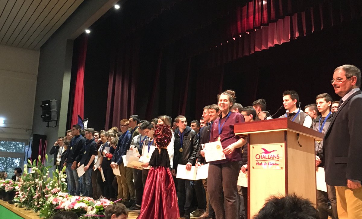 pauline_mortier's tweet photo. Belle promotion des médaillés #MAF de #Vendée. Bravo aux jeunes pour ce succès mérité, entouré des familles, des formateurs, des #MOF et des maitres d’apprentissage ! https://t.co/e282q1qwzf