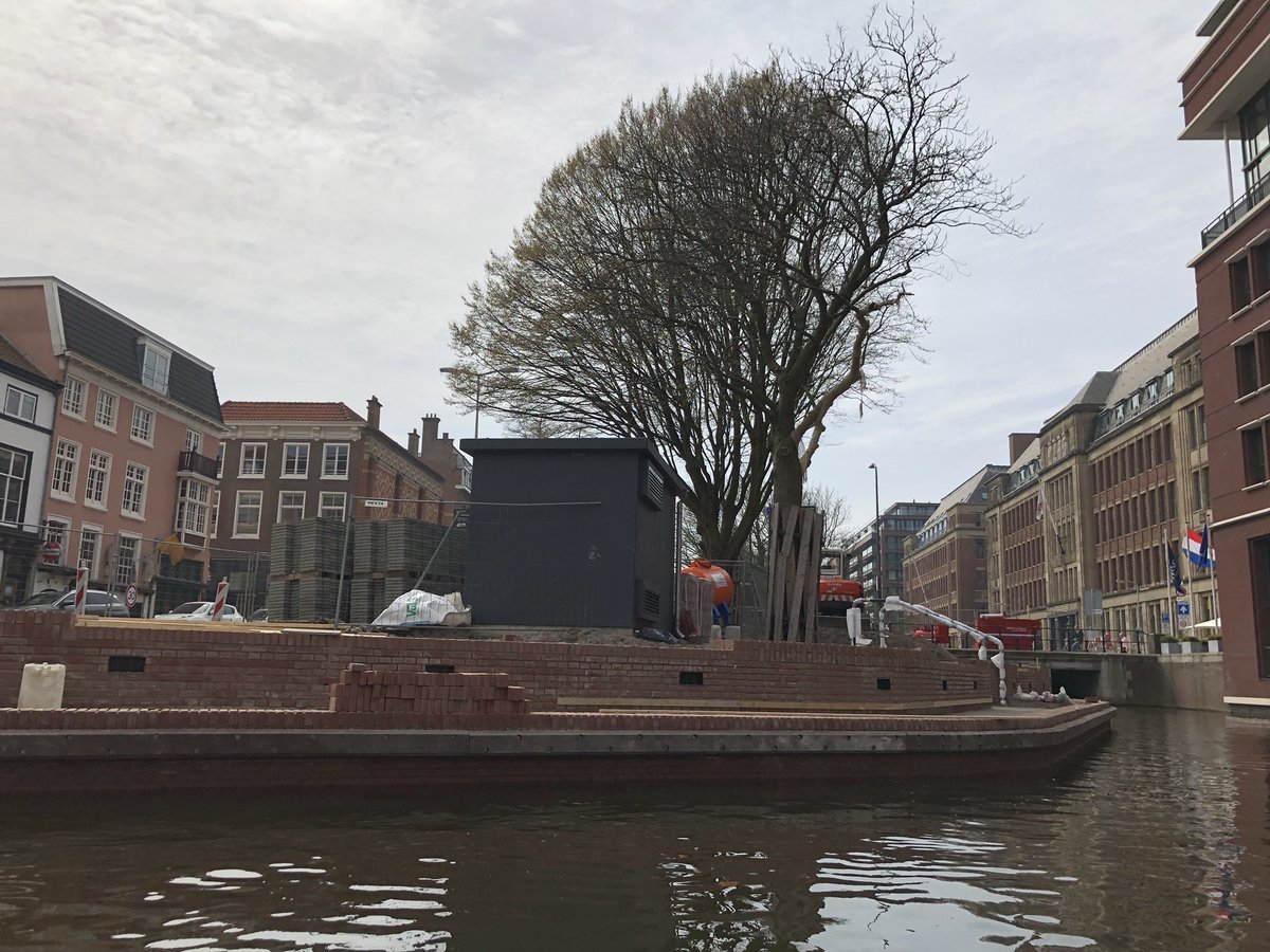 #haagsegracht Gelukkig kan er weer langs het Hilton gevaren worden!