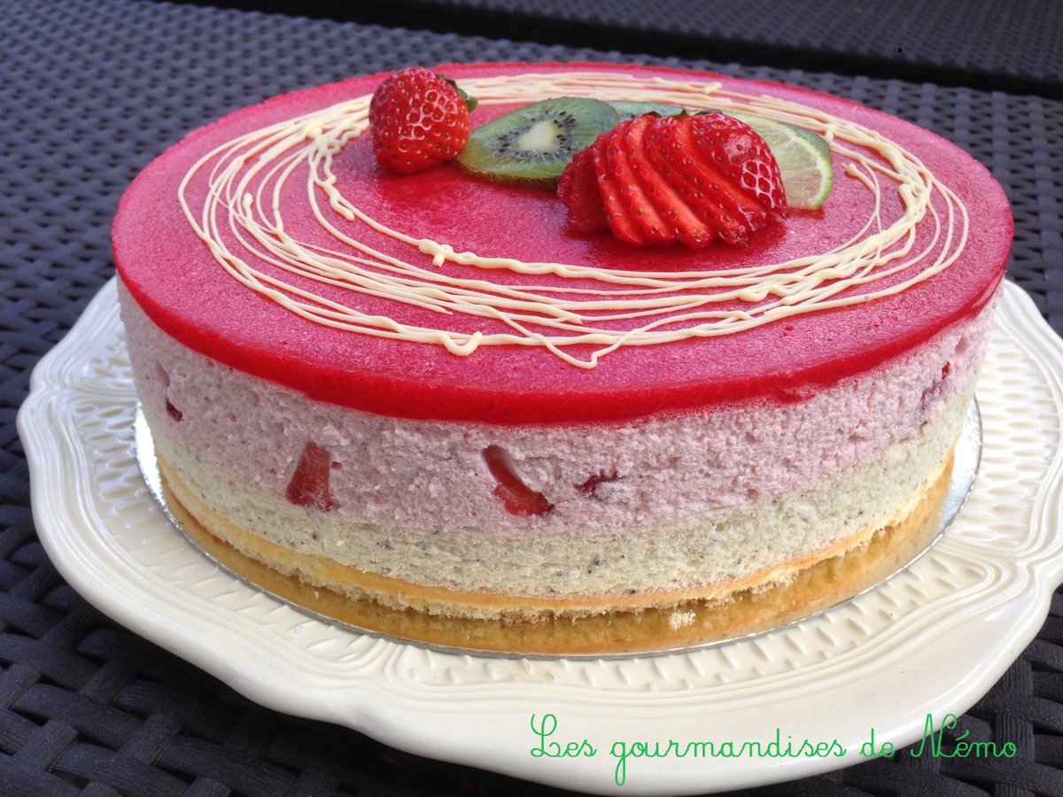 cuisinedenemo's tweet photo. Entremet fraise et kiwis simple et efficace : https://t.co/vf3u1vRlt0 #entremet #fraise #kiwi #Printemps #cuisine #Patisserie #recettes https://t.co/fN6ImRZxS6