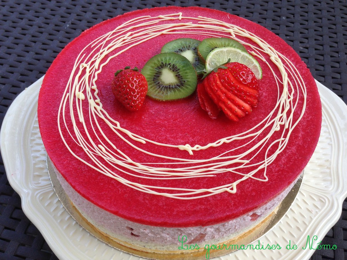 cuisinedenemo's tweet photo. Entremet fraise et kiwis simple et efficace : https://t.co/vf3u1vRlt0 #entremet #fraise #kiwi #Printemps #cuisine #Patisserie #recettes https://t.co/fN6ImRZxS6
