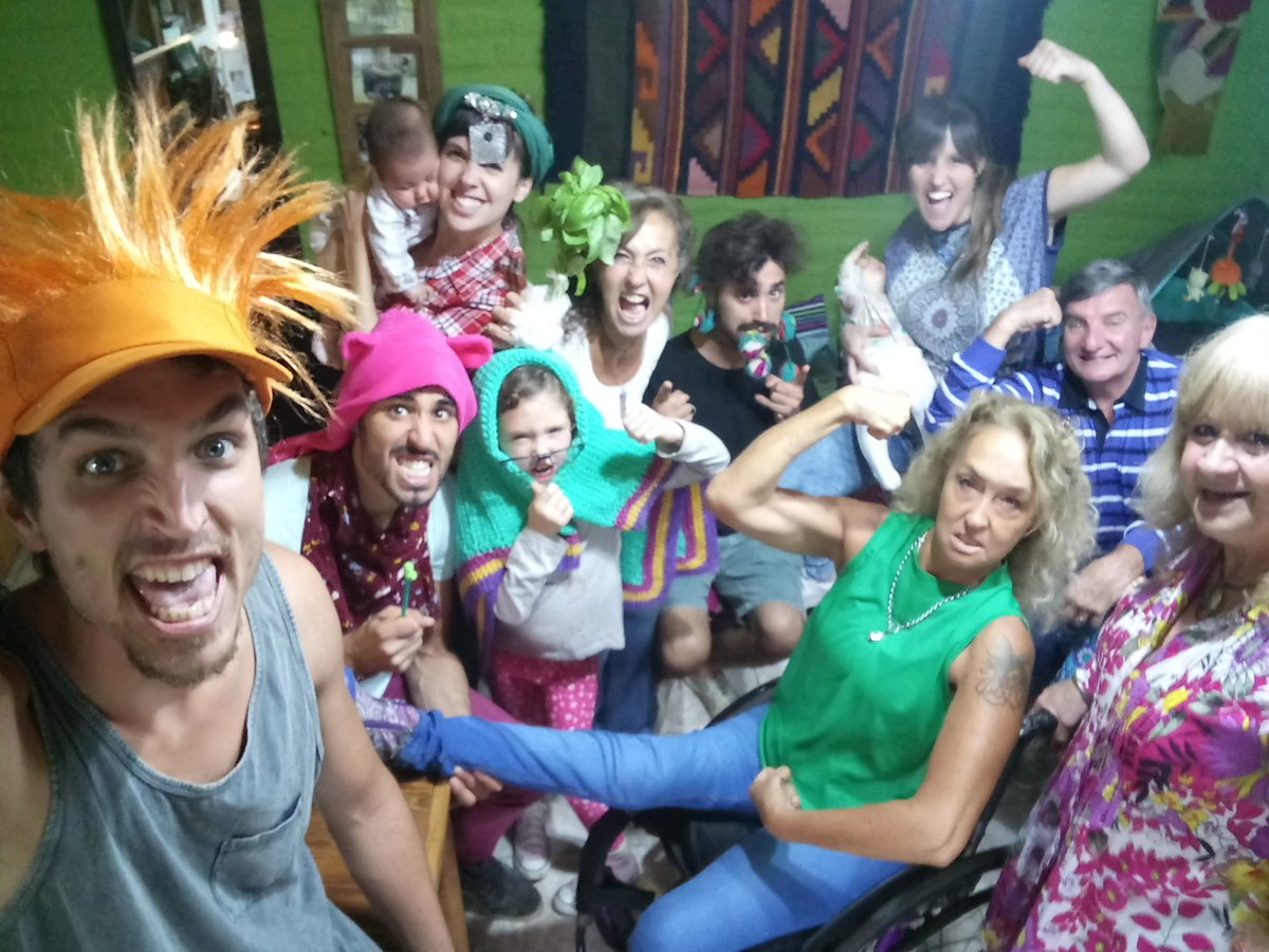 MaxiOtta's tweet photo. Acá la familia Adams de @ValeBenitezColl haciendo el aguante como siempre al #VERDE #CombateSelfie https://t.co/4PRZ38NN8T