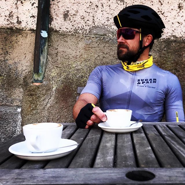 sugarandpain's tweet photo. CAPPUCCINO TO RIDE ☕️
In #legendary Villaggio #SASSETTA 🚴‍♂️🇮🇹
after the 1st 80K and the #climb from #SUVERETO 
#TO18 #ILoveCycling #RideHard #Recovery #sugarandpain #coaching #eatsmart #trainhard #triathlon #nutrition #swimbikerun #training #iro… https://t.co/AOlTbMMlHs https://t.co/KtatQXMOuG