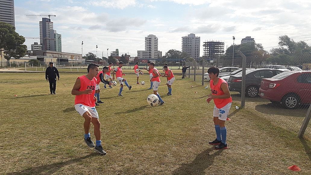 EstudiantesRio4's tweet photo. 🏆 #LRFRC #FechaCuatro
⏰ En minutos comienza
⚽ #Estudiantes vs #Roncedo
👤 Arbitro: Gabriel Luna https://t.co/TYdDBmeN8I