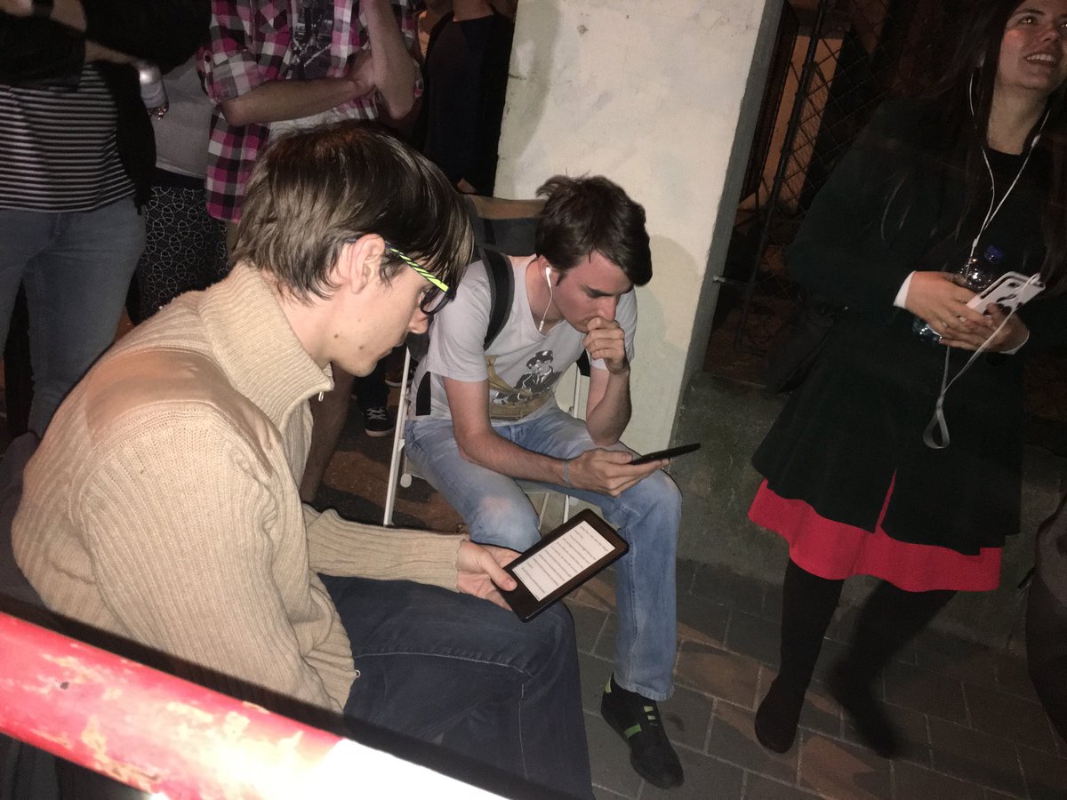 Stol og kindle. Godt tænkt når køen her ved valgstedet i Budapest stadig er ret lang - her to timer efter valgstederne lukkede.