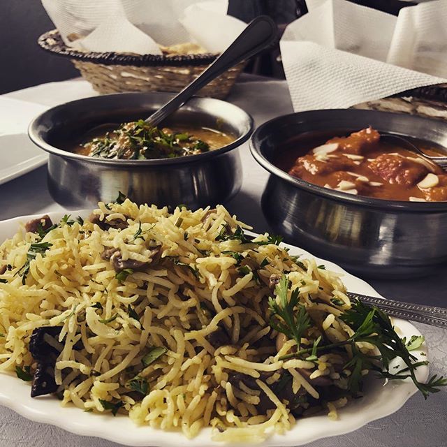 ComerEnAlmeria's tweet photo. Este finde hemos pasado por el restaurante hindú Lakshmi en el Pozo de los Frailes y... ¡nos ha encantado! En la foto un par de boles de pollo tikka masala y curry a mezclar con arroz con champiñones y mojándolo en pan indio. ¡Ñam! #hindu #comida #almeria https://t.co/eKK3XS0iGd