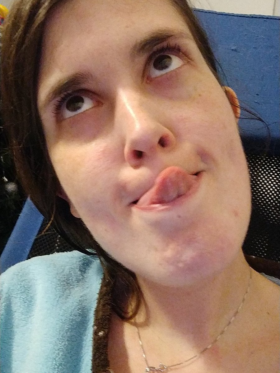 MenwiLoL's tweet photo. Que #naturallady de la Life que soy. Me amo demasiado voy a chuparme la nariz ahora con la lengua https://t.co/S17ychJwi6