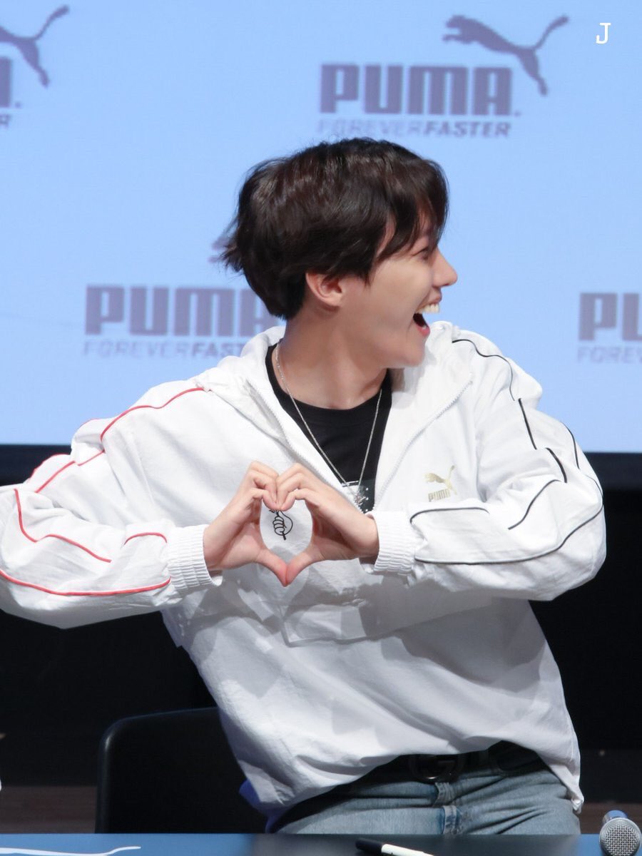 cinammonTAE's tweet photo. I'M SOBBING 😭😭😭😭😭😭😭😭😭😭
#PUMAxBTS #PUMA_Fansign #방탄소년단 #JHOPE https://t.co/xykEi3xZ8L