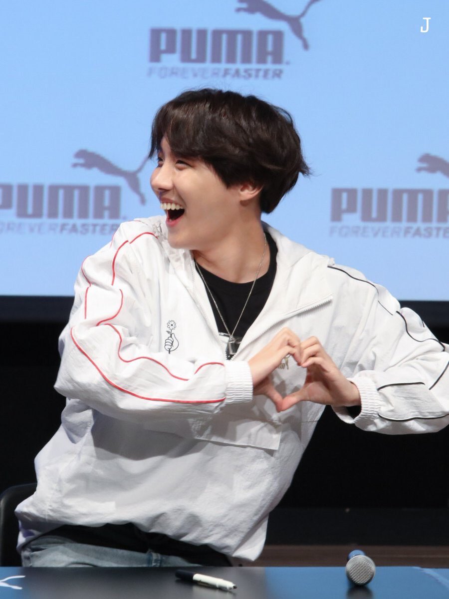 cinammonTAE's tweet photo. I'M SOBBING 😭😭😭😭😭😭😭😭😭😭
#PUMAxBTS #PUMA_Fansign #방탄소년단 #JHOPE https://t.co/xykEi3xZ8L