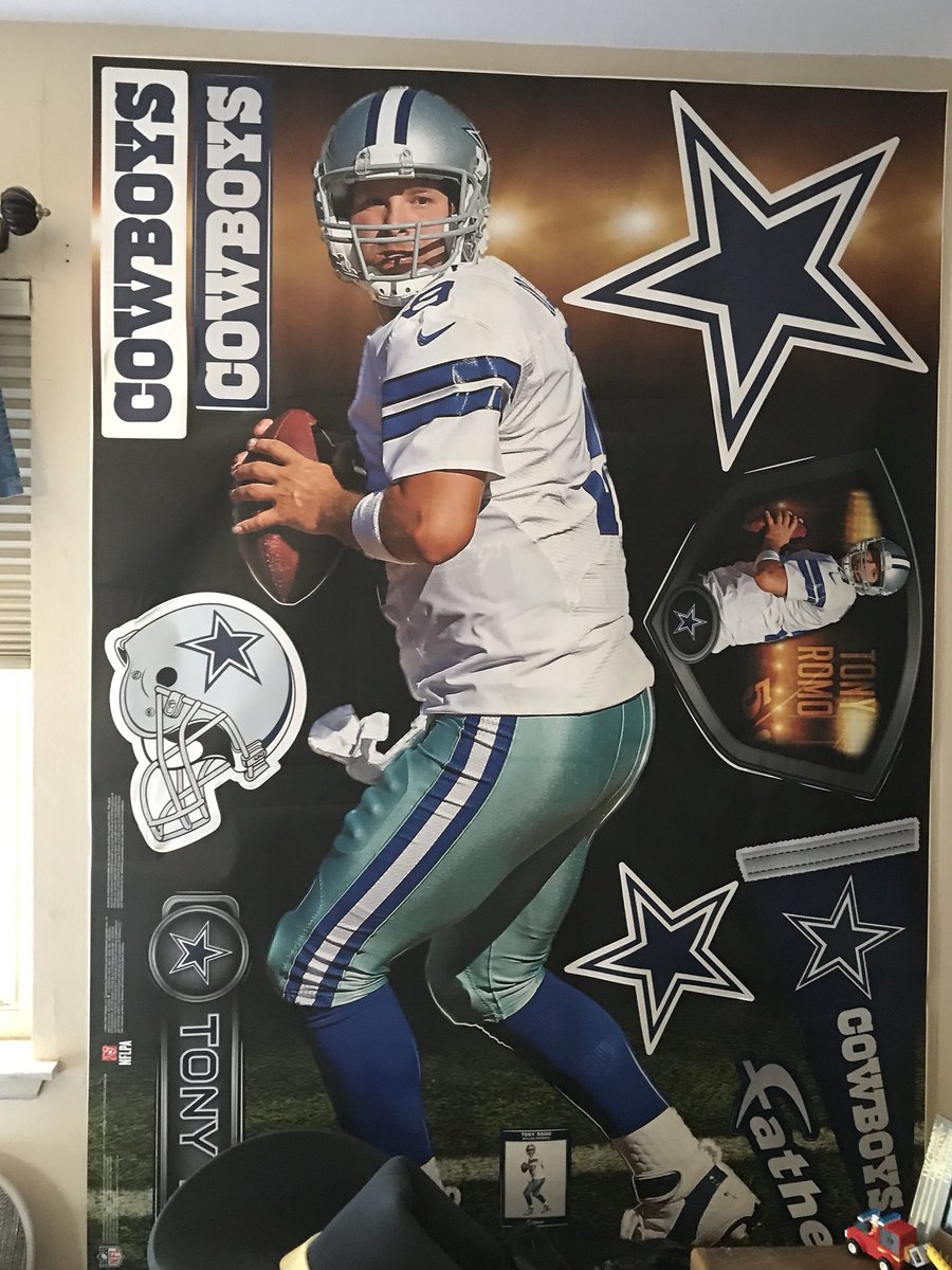 Rizzuti09's tweet photo. Nothing but @tonyromo swag wouldn’t want it any other way. Love being a Romo fan. Cheering on my guy every step of the way #RomoFan #DreamToMeetTonyRomo #RomoTheGOAT https://t.co/2H0iKIdJzD