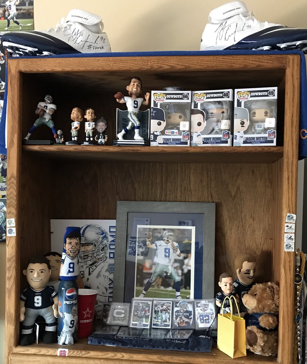 Rizzuti09's tweet photo. Nothing but @tonyromo swag wouldn’t want it any other way. Love being a Romo fan. Cheering on my guy every step of the way #RomoFan #DreamToMeetTonyRomo #RomoTheGOAT https://t.co/2H0iKIdJzD