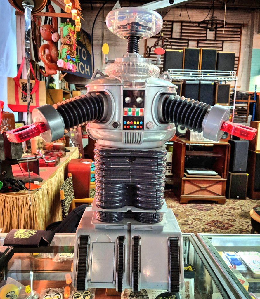 HolyCowKCMO's tweet photo. Visit us &amp; our Robot every Sunday, noon-5pm 🤖 #lostinspace #b9 #scifi #sciencefiction #vintagemarket #kcmo https://t.co/Zx900Rdkp3