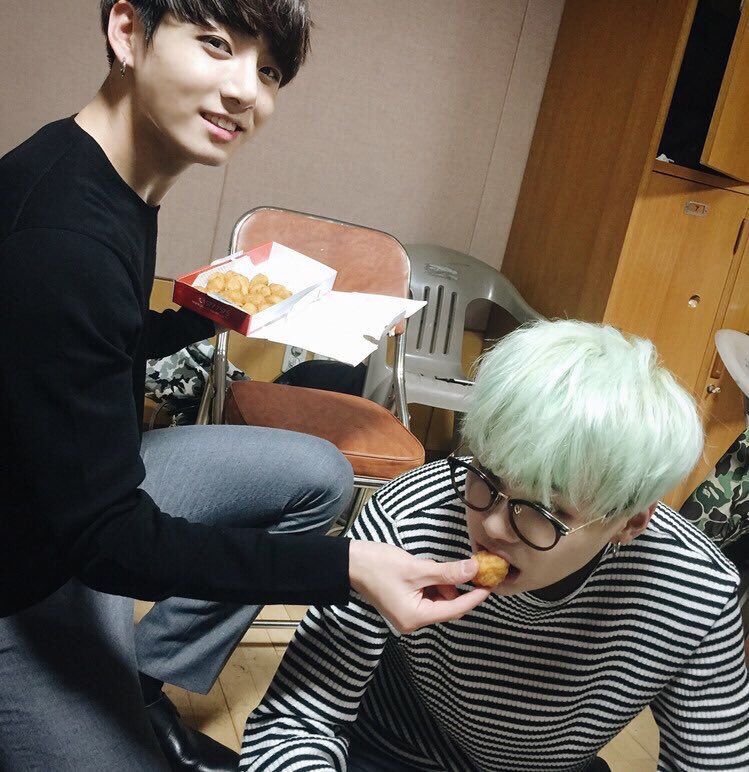 kz_bitsh's tweet photo. Ваай,как мило😻

#BTS https://t.co/973AiSOsXT