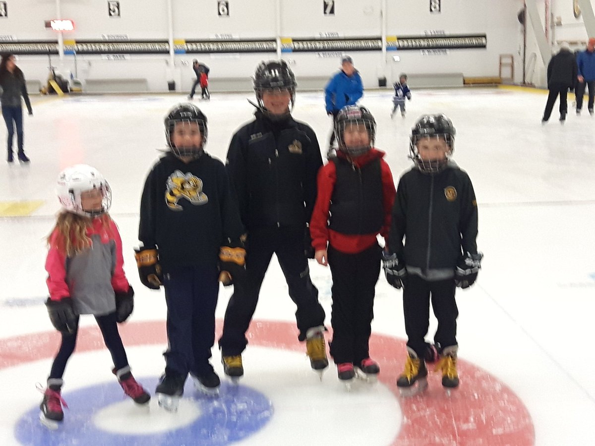 MarkStack10's tweet photo. Sting Billet kids out for a skate at sgcc before they take out the curling ice # stingfamily #bringongolfseason https://t.co/MdNphCI05c