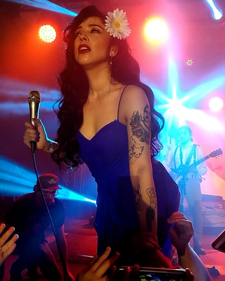 MonSinaloa's tweet photo. Esa mágica conexión de Artista-Fan  es la mas hermosa de todas y todos aquellos que han podido acercarse a esta bella mujer no me dejaran mentir, siempre nos recibe con una bella sonrisa y un cálido abrazo❤
Por eso seras nuestra favorita por siempre mi bella @monlaferte https://t.co/IT2YxUDevJ