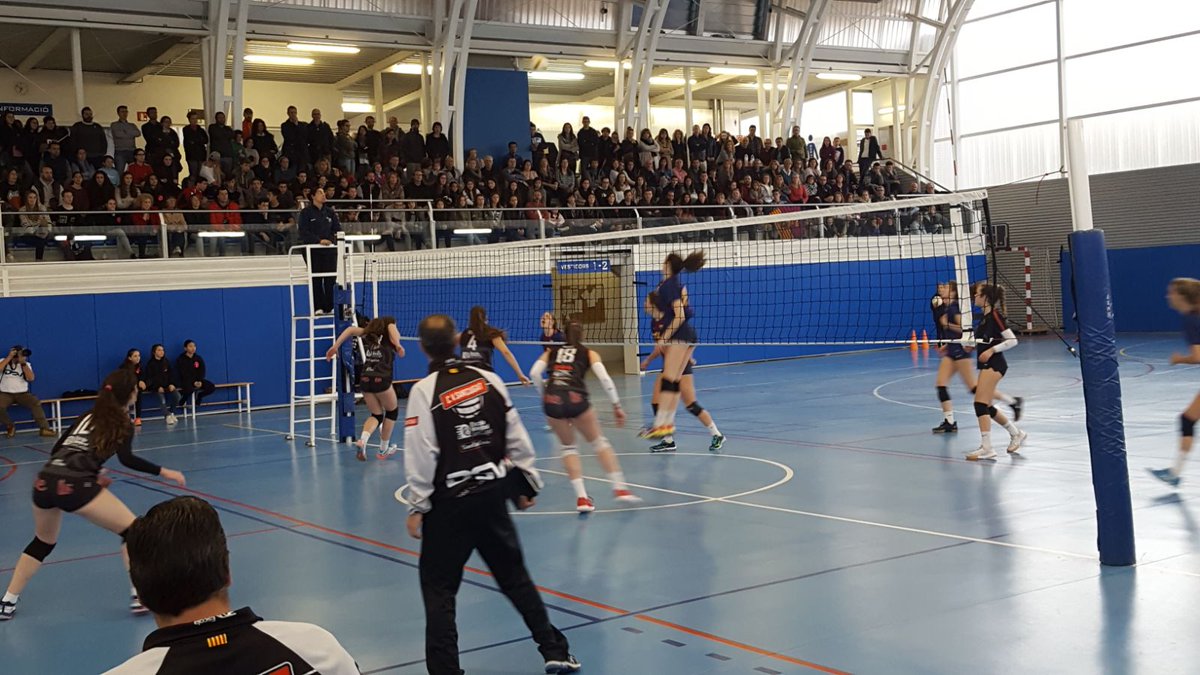 VoleiCatala's tweet photo. El @CVBarcelona es proclama campió de la #FFJF de Primera Divisió celebrada a Cabrils després de guanyar al @VoleiSantCugat per 3-2. Tercer classificat ha estat el Volei Sant Just que ha guanyat 3-2 al @VoleiPremia Enhorabona a tots! https://t.co/gn5Mgl06Hv