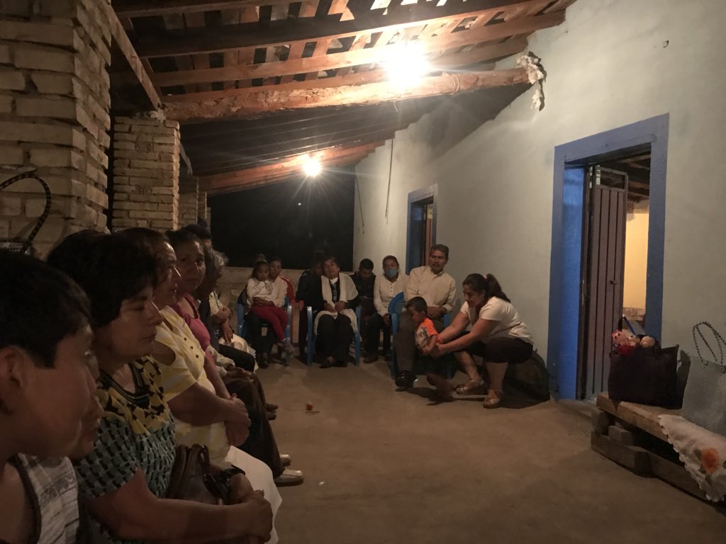 MMixtecas's tweet photo. Ayer por la noche en #Suchitepec #Huajuapan concluimos 1er Taller de Bolsos Artesanales. Solidaridad y trabajo en equipo. Empoderamiento a través de la capacitación y el emprendimiento son nuestros objetivos. #TrabajandoEstamos @_Gaby_Salazar @morenaSi_ https://t.co/zDzkU5kMSB