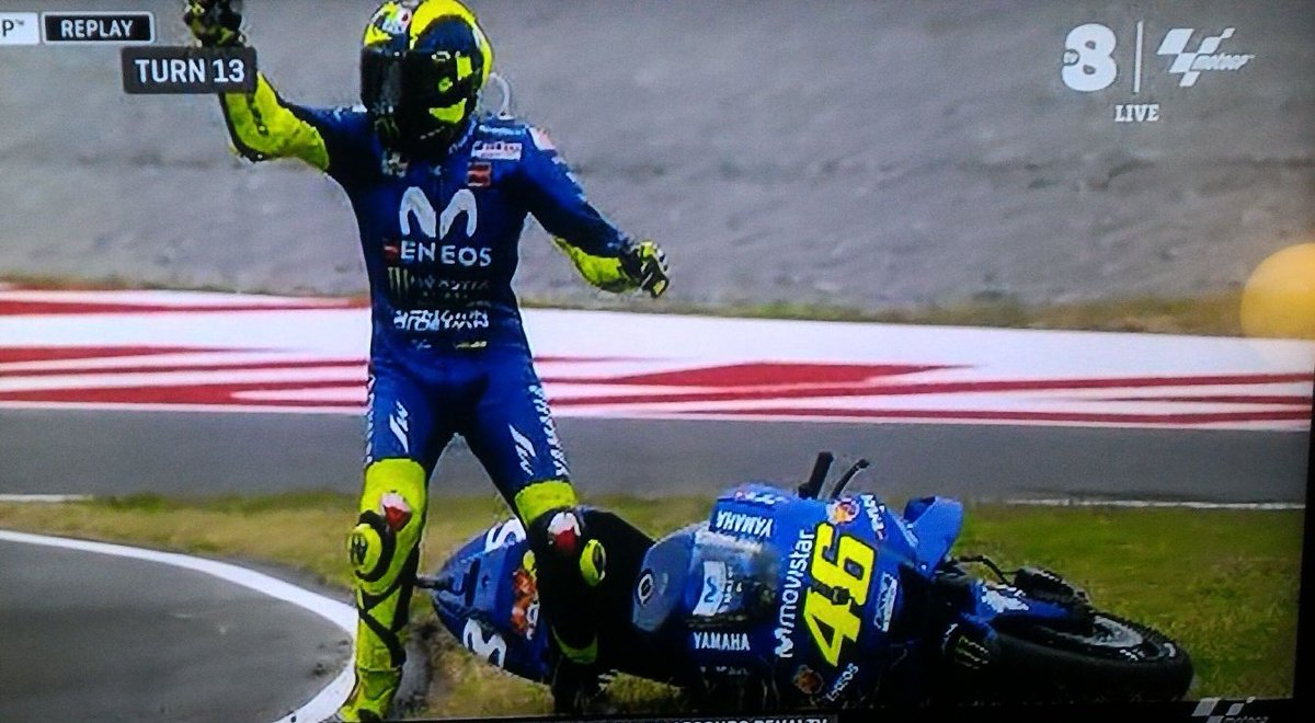 _theScarlettA_'s tweet photo. Valentino Rossi che insulta Marquez come nuovo meme della vita
#MotoGP #ArgentinaGP https://t.co/FFEHUbicdI